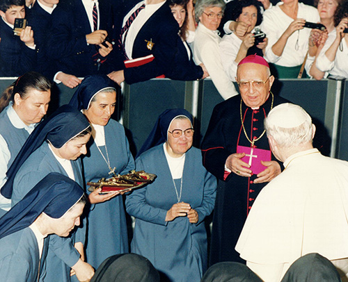 Mons. Alberico Semeraro, l'allora madre superiora Filomena Gallo e alcune suore sono dal Santo Padre Giovanni Paolo II per la benedizione dei Crocifissi del primo gruppo di Oblate in partenza per il Brasile (1989).