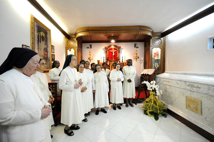 Oblate in preghiera davanti alla tomba del Fondatore Mons. Alberico Semeraro.
